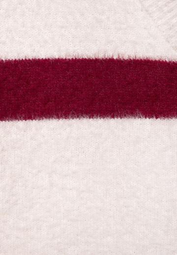 Пуловер с вырезом V