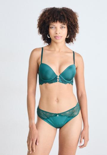 Трусы на бедрах