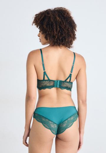 Трусы на бедрах