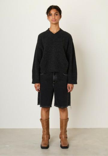 Пуловер с вырезом V