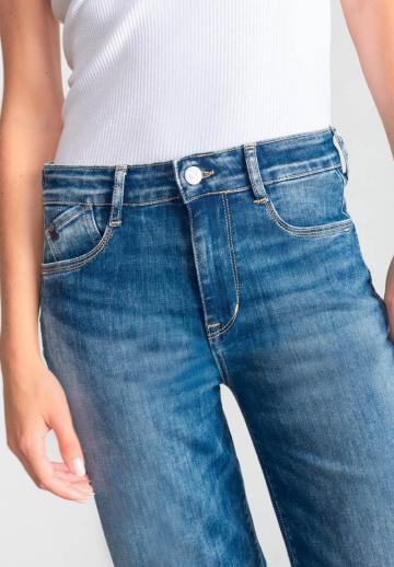 Клешеные джинсы