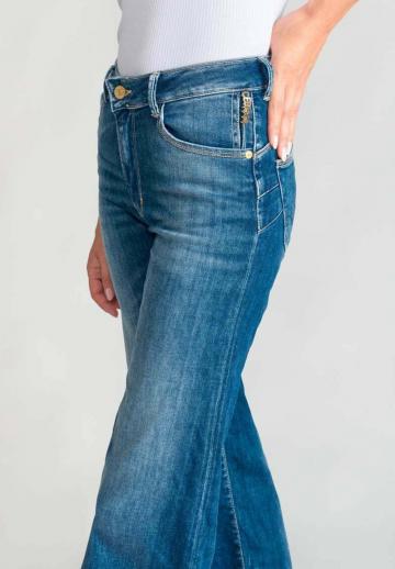 Клешеные джинсы