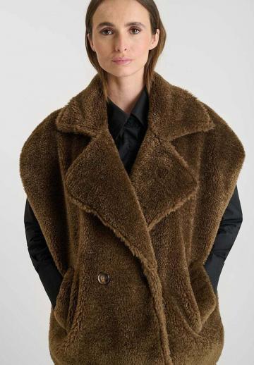 Длинный жилет