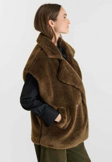 Длинный жилет