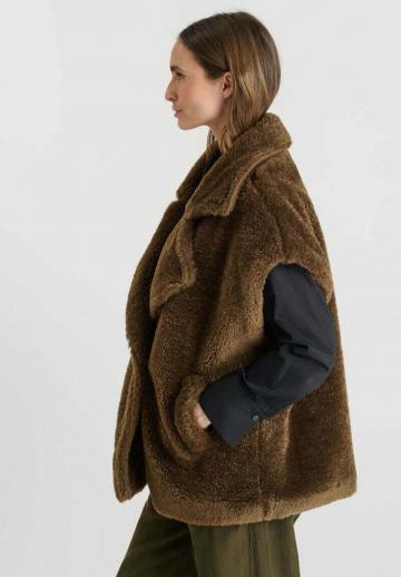 Длинный жилет