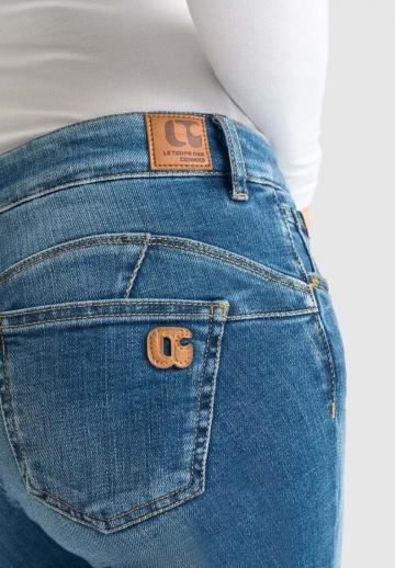 Прямые джинсы