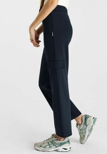 Брюки с накладными карманами