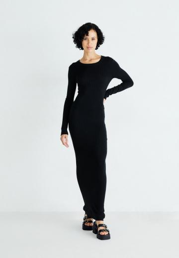 Вязаное платье