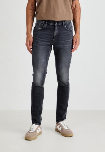 Узкие джинсы