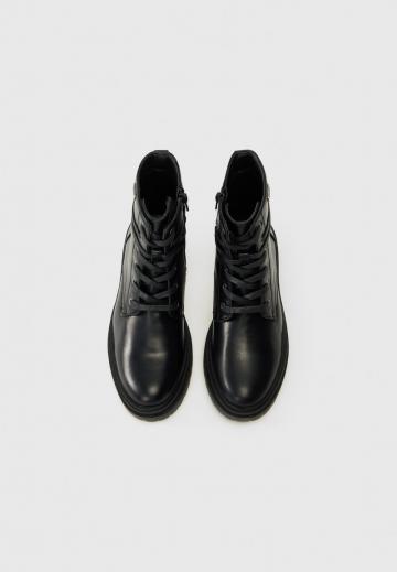 Ботинки на шнуровке