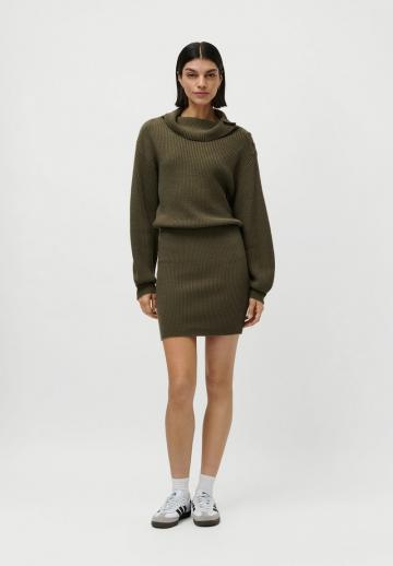 Вязаное платье