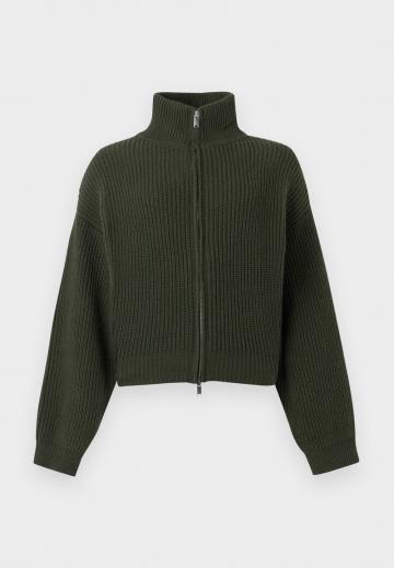 Вязаная кофта