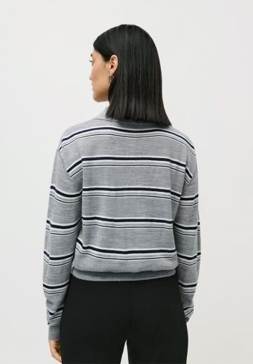 Пуловер в полоску