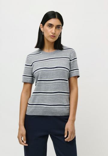 Пуловер в полоску