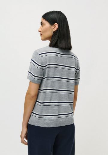 Пуловер в полоску