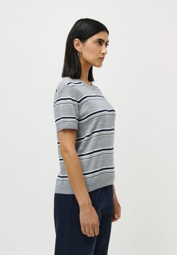 Пуловер в полоску