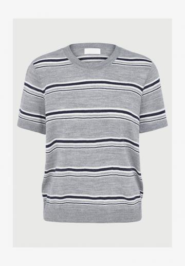 Пуловер в полоску