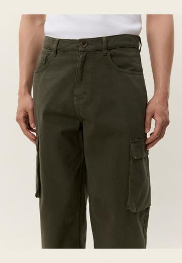 Брюки с накладными карманами