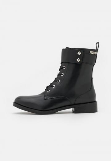 Ботинки на шнуровке