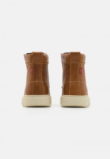 Ботинки на шнуровке