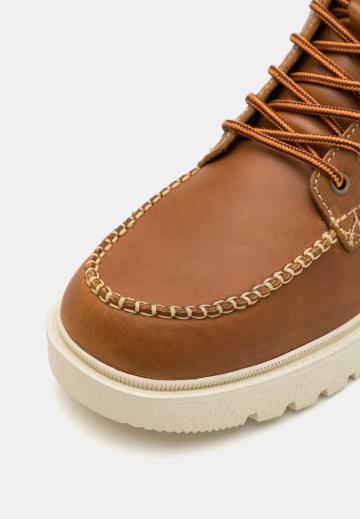 Ботинки на шнуровке