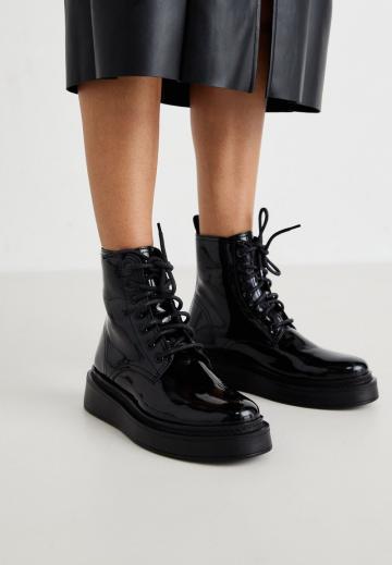 Сапожки на танкетке