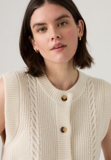 Вязаный жилет