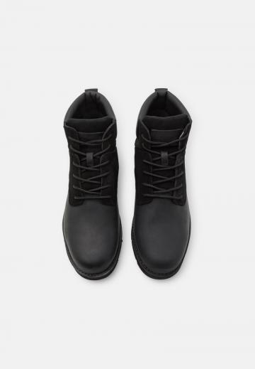 Ботинки на шнуровке