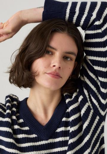 Пуловер с вырезом V