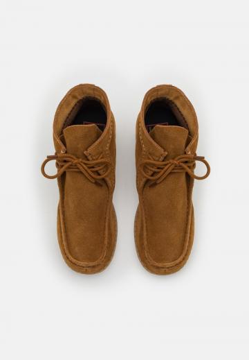 Ботинки на шнуровке