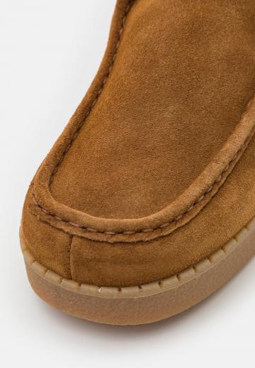 Ботинки на шнуровке