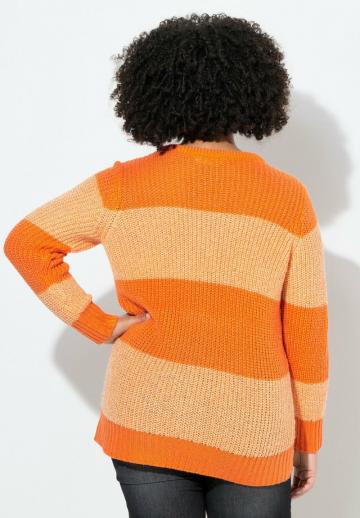 Пуловер в полоску