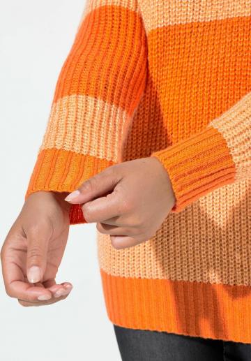 Пуловер в полоску