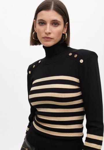 Пуловер с вырезом V