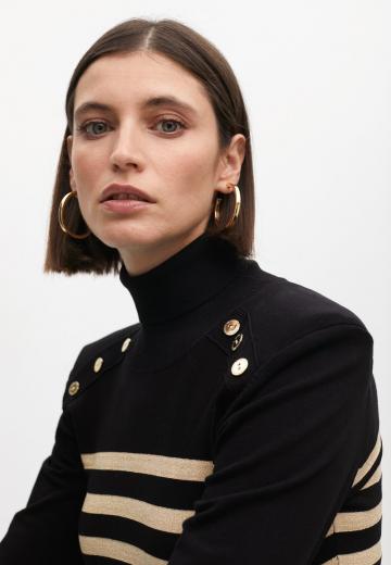 Пуловер с вырезом V