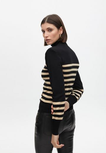 Пуловер с вырезом V