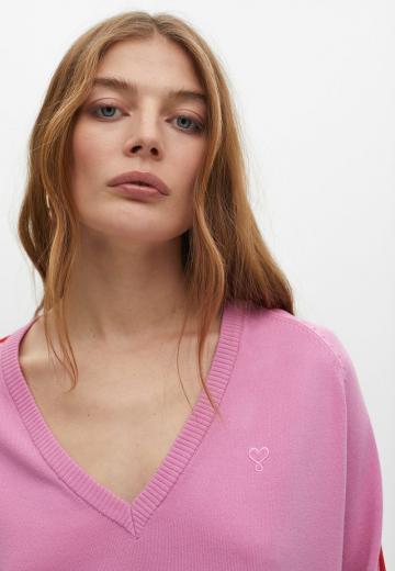 Пуловер с вырезом V