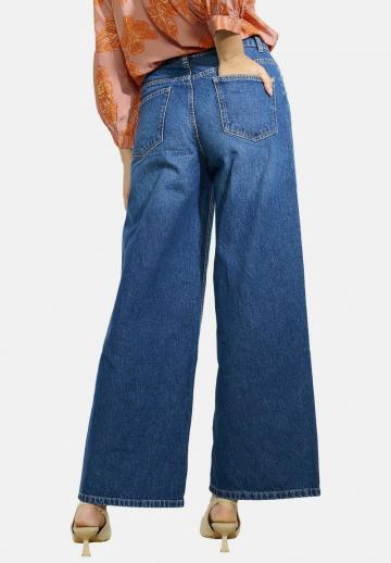 Клешеные джинсы