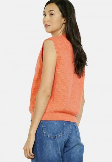 Вязаный жилет