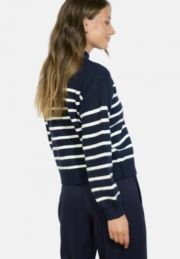 Пуловер в полоску