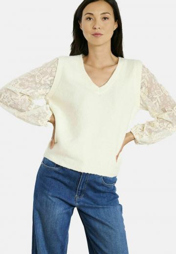 Пуловер с вырезом V