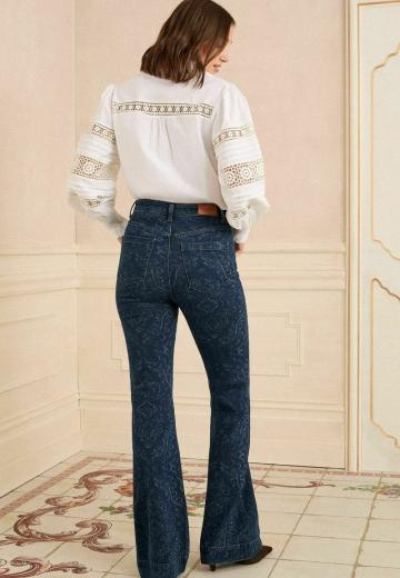 Клешеные джинсы