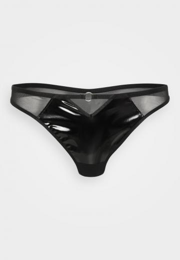 Трусы на бедрах