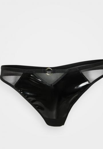 Трусы на бедрах