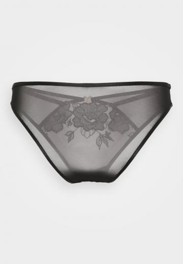 Трусы на бедрах