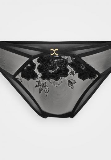 Трусы на бедрах