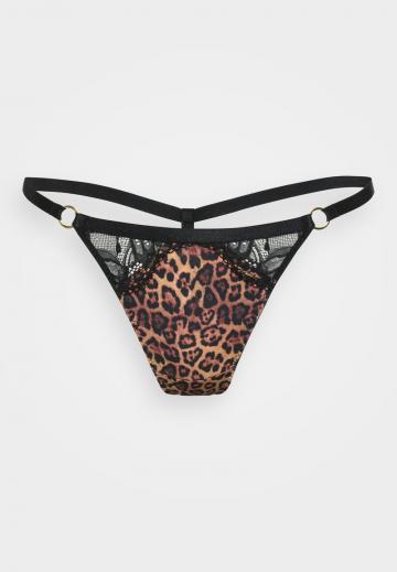 Трусы на бедрах