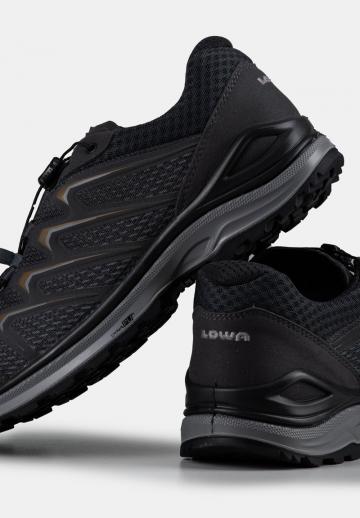 Походные кроссовки