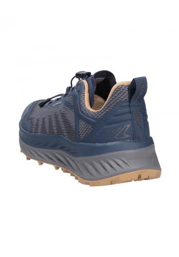 Походные кроссовки