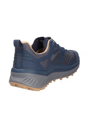 Походные кроссовки